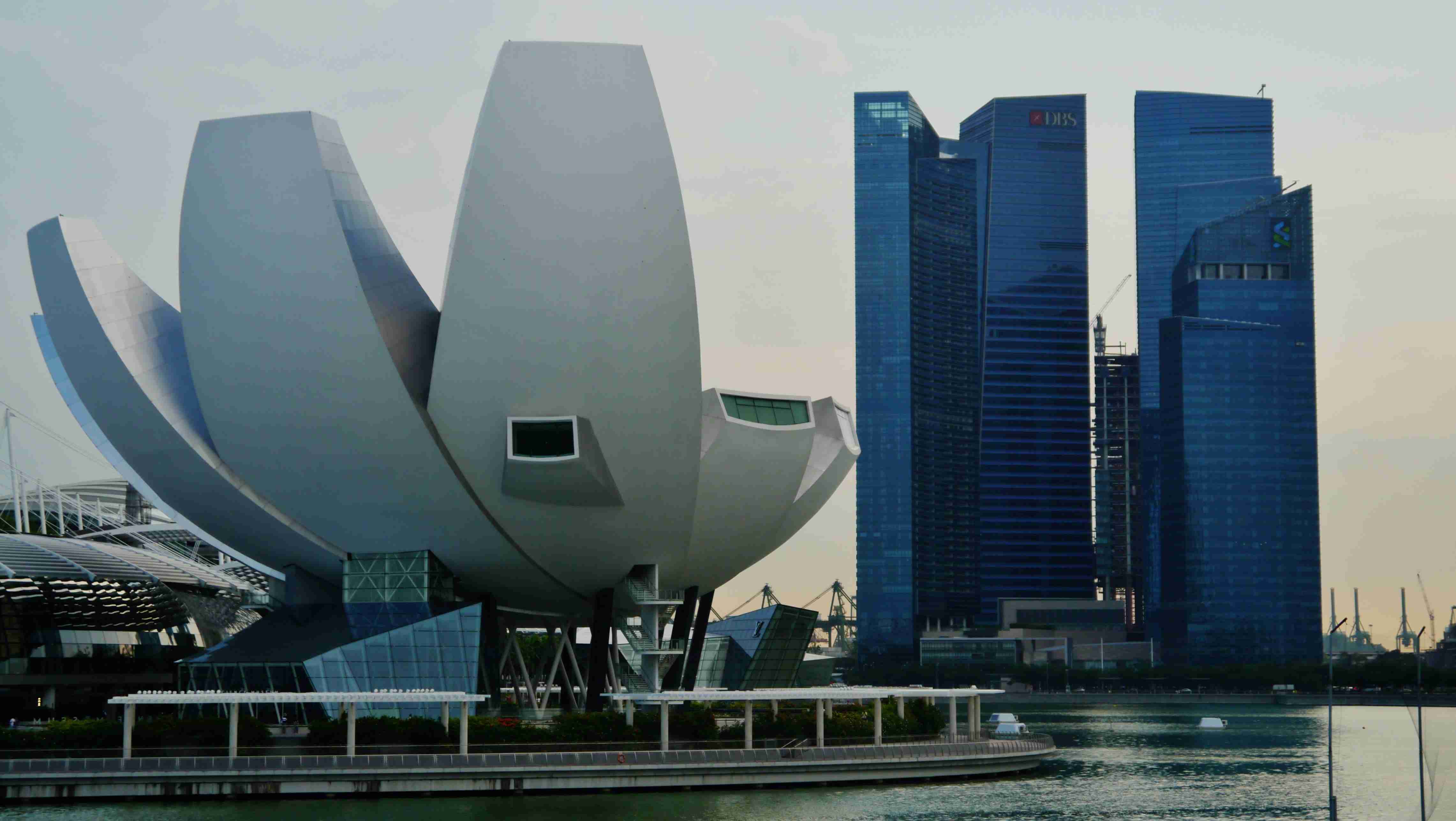 Images Wikimedia Commons/29 Zairon Singapore_ArtScience_Centre_&_Marina_Bay_Financial_District.jpg